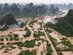 China Dilanda Banjir dan Tanah Longsor, Ratusan Ribu Orang Mengungsi