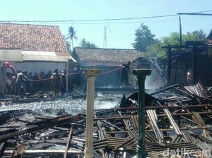 Tiga Rumah Warga di Situbondo Hangus Terbakar Tiga Rumah Warga di Situbondo Hangus Terbakar