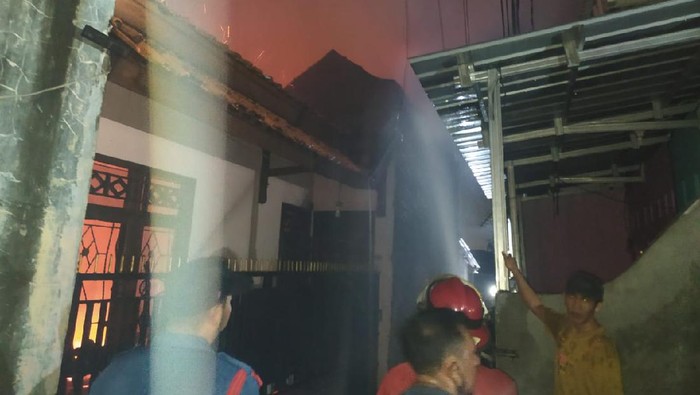 Kebaran di salah satu rumah di Bekasi yang diduga dibakar sendiri oleh anak pemilik rumah