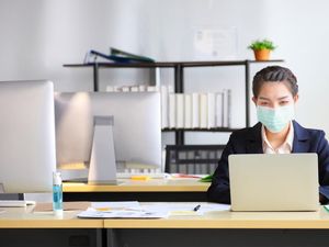 New Normal, 3 Barang Ini Wajib Dibawa Saat Kembali Bekerja New Normal, 3 Barang Ini Wajib Dibawa Saat Kembali Bekerja