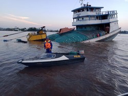 Berpapasan dengan Kapal Lain, KLM Bermuatan Pupuk Kandas di Sungai Kapuas