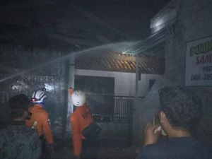 Cerita RT soal Penyelamatan Pemuda yang Diduga Bakar Rumah di Bekasi Cerita RT soal Penyelamatan Pemuda yang Diduga Bakar Rumah di Bekasi