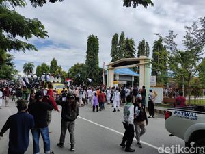 Warga Poso Demo Minta Kasus 3 Petani Diduga Korban Salah Tembak Diusut Warga Poso Demo Minta Kasus 3 Petani Diduga Korban Salah Tembak Diusut
