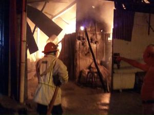 Diduga Korsleting Listrik, Pabrik Roti di Cirebon Ludes Terbakar