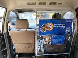 Partisi Pelindung Buat Penumpang dan Sopir Taksi Online Makin Aman dari Corona