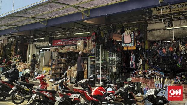 Pasar Perumnas Klender Kondisi Pasar Perumnas Klender, Jakarta Timur masih ramai. Berdasarkan pantauan CNNIndonesia.com pukul 10.00 puluhan pedagang masih menggelar lapak dagangan di area dalam maupun luar pasar.