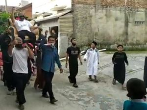 Sembuh dari Corona, Pria Bandung Barat Disambut Rebana-Diarak Warga