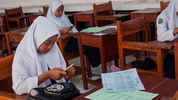 Siswa mengisi formulir Penerimaan Peserta Didik Baru (PPDB) secara daring melalui gawainya di SMAN 1 Warunggunung, Lebak, Banten, Selasa (9/6/2020). Pusat informasi PPDB online SMA tetap melayani konsultasi keluhan pendaftaran secara tatap muka serta memberikan fasilitas berupa jaringan internet gratis untuk calon siswa yang akan mendaftar secara daring karena sulitnya akses sinyal di daerah. ANTARA FOTO/Muhammad Bagus Khoirunas/foc.