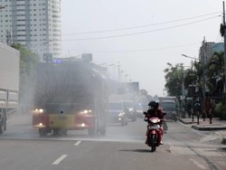 Permukiman Zona Merah COVID-19 di Jakbar Disemprot Disinfektan