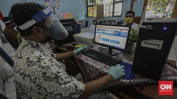Persiapan PPDB SMPN 60 Jakarta Petugas mempersiapkan fasilitas yang akan digunakan untuk penerimaan peserta didik baru (PPDB) di SMP Negeri 60 Jakarta, Kamis, 11 Juni 2020. Kementerian Pendidikan dan Kebudayaan (Kemendikbud) secara resmi menetapkan tahun ajaran baru 2020-2021 dimulai pada 13 Juli 2020. CNN Indonesia/Bisma Septalisma