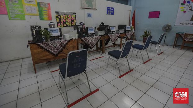 Persiapan PPDB SMPN 60 Jakarta Petugas mempersiapkan fasilitas yang akan digunakan untuk penerimaan peserta didik baru (PPDB) di SMP Negeri 60 Jakarta, Kamis, 11 Juni 2020. Kementerian Pendidikan dan Kebudayaan (Kemendikbud) secara resmi menetapkan tahun ajaran baru 2020-2021 dimulai pada 13 Juli 2020. CNN Indonesia/Bisma Septalisma
