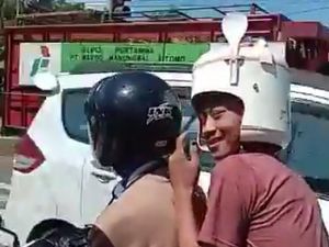 Pria Naik Motor Pakai Helm Rice Cooker, Netizen: Dicolokin Mateng Tuh Pala Pria Naik Motor Pakai Helm Rice Cooker, Netizen: Dicolokin Mateng Tuh Pala