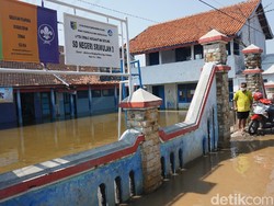 SDN di Demak Ini Terendam Banjir Rob, Ruang Kelas Penuh Lumpur
