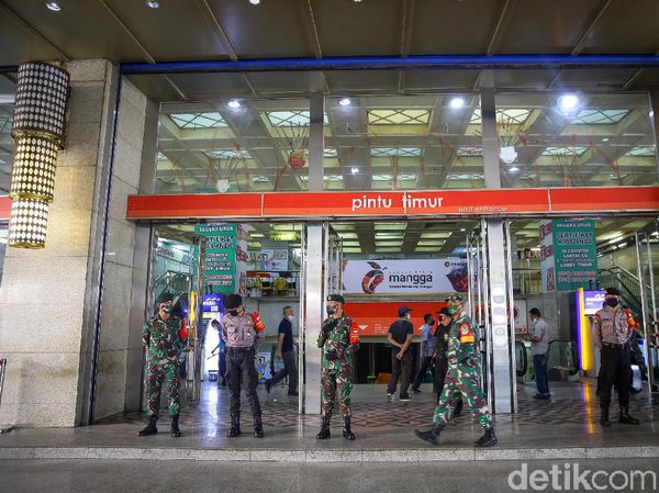 Siap Dibuka, Blok A Pasar Tanah Abang Dijaga TNI-Polri