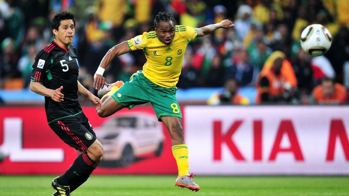 Siphiwe Tshabalala mencetak gol pertama di Piala Dunia 2010. (Foto: Getty Images/Clive Mason)