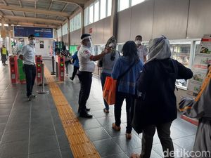 Stasiun Poris Tangerang Tak Terlalu Ramai Pagi Ini, Penumpang Jaga Jarak