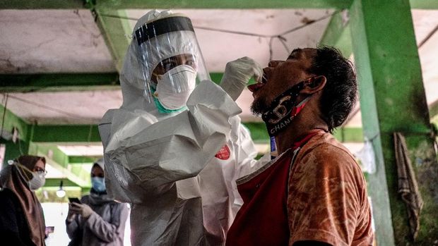 Petugas mengambil sampel cairan dari hidung dan tenggorokan pedagang saat mengikuti swab test di Pasar Pagi, Kota Pangkalpinang, Kepulauan Bangka Belitung, Kamis (11/6/2020). Presiden Jokowi menargetkan pemeriksaan spesimen tes PCR (polymerase chain reaction) COVID-19 mencapai 20 ribu per hari. ANTARA FOTO/Anindira Kintara/Lmo/aww.