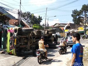 Truk Muatan Aspal di Bandung Terguling, Sopir Dilarikan ke RS
