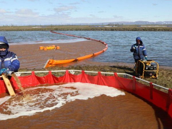 Sungai di Rusia Memerah Tercemar Tumpahan Minyak