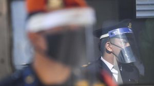 Cara Baru Petugas KAI Layani Penumpang