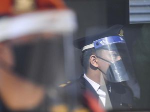 Cara Baru Petugas KAI Layani Penumpang