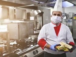 3 Alat Pelindung Diri Ini Wajib Dipakai Karyawan di Tempat Makan