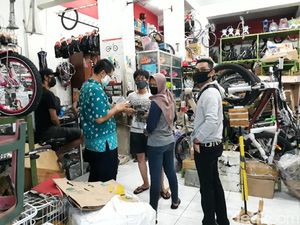 Sepeda Laris Manis Imbas Corona, Pembeli Antre Meski Toko Belum Buka Sepeda Laris Manis Imbas Corona, Pembeli Antre Meski Toko Belum Buka