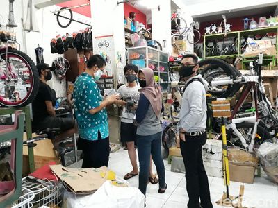 Sepeda Laris Manis Imbas Corona, Pembeli Antre Meski Toko Belum Buka