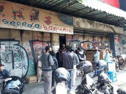 Ramai-ramai Antre Beli Sepeda Meski Toko Belum Buka