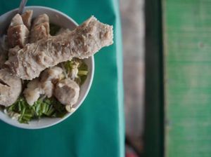 Super Panjang! Ini Bakso Mas Jangkung yang Bentuknya Bikin Heran