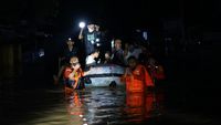 Korban Banjir Gorontalo Dievakuasi