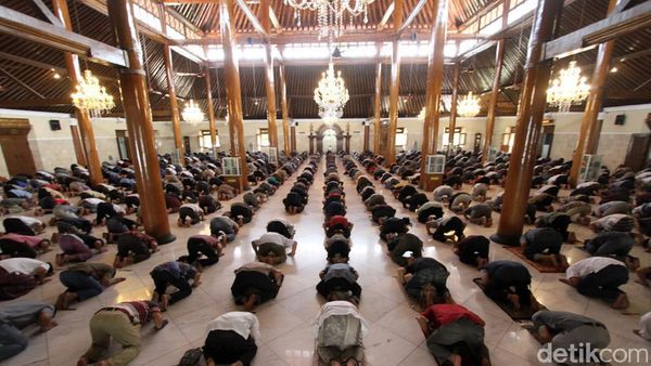 Begini Suasana Salat Jumat dari Magelang Hingga Solo