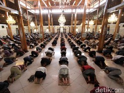 Video Penampakan Salat Jumat Berjemaah di Masjid Raya Bandung