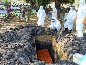 Seorang Bidan di Bojonegoro Meninggal, Pemakaman Gunakan Protap COVID-19 Seorang Bidan di Bojonegoro Meninggal, Pemakaman Gunakan Protap COVID-19