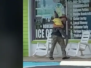Hanya di Florida, Buaya Teratur Pakai Kaus