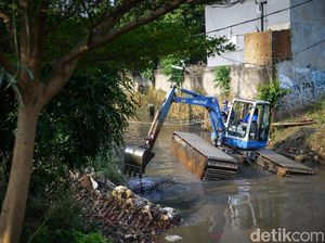 Cegah Banjir, Kali Krukut Dinormalisasi Cegah Banjir, Kali Krukut Dinormalisasi