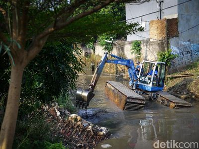 Cegah Banjir, Kali Krukut Dinormalisasi