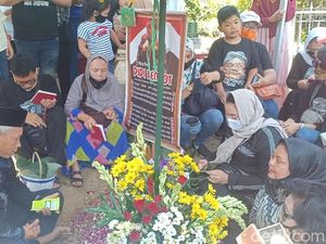 40 Hari Meninggalnya Didi Kempot, Yan Vellia Ziarah Bawa Rasa Rindu 40 Hari Meninggalnya Didi Kempot, Yan Vellia Ziarah Bawa Rasa Rindu