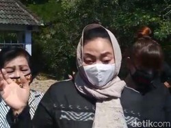 Selain Bawa Rindu pada Didi Kempot, Yan Vellia Ziarah dengan Rombongan Besar