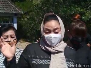 Selain Bawa Rindu pada Didi Kempot, Yan Vellia Ziarah dengan Rombongan Besar Selain Bawa Rindu pada Didi Kempot, Yan Vellia Ziarah dengan Rombongan Besar