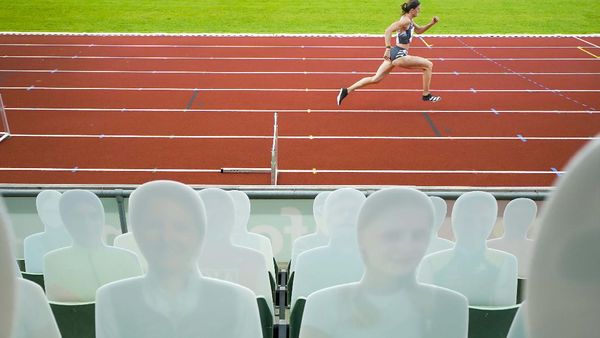 Disaksikan Penonton Kardus, Atlet Ini Tetap Semangat Bertanding