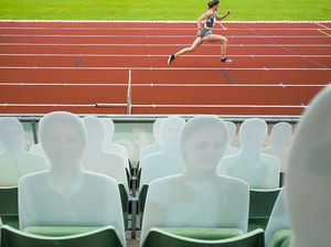 Disaksikan Penonton Kardus, Atlet Ini Tetap Semangat Bertanding