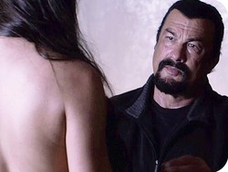 End of a Gun: Steven Seagal, Polisi Narkoba yang Jadi Pencuri