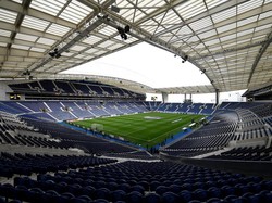 Bahaya Banget! Nonton Bola di Atap Stadion, Nyalakan Flare Pula
