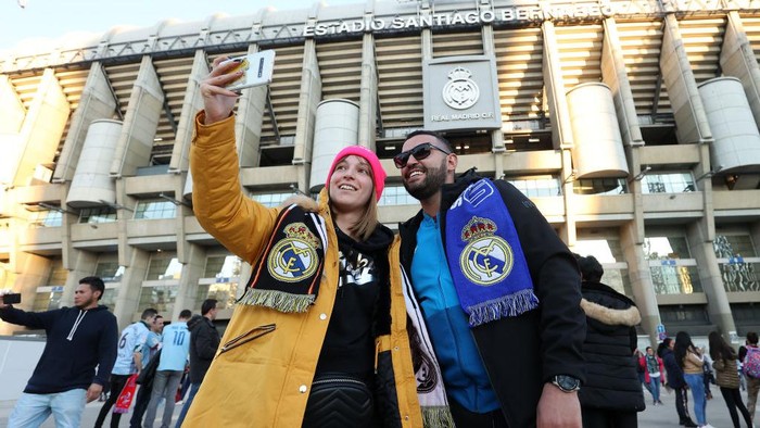 MADRID, SPAIN - FEBRUARY 16: Fans arrive outside the stadium prior to the La Liga match between Real Madrid CF and RC Celta de Vigo at Estadio Santiago Bernabeu on February 16, 2020 in Madrid, Spain. (Photo by Angel Martinez/Getty Images)