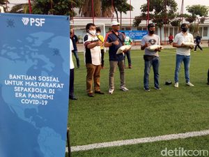 Gede Widiade Beri Bantuan ke Beberapa Pelaku Sepakbola