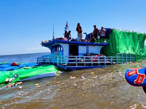 Kapal Bawa 110 Ton Sembako Tenggelam di Laut Kalbar, Diduga Alami Kebocoran