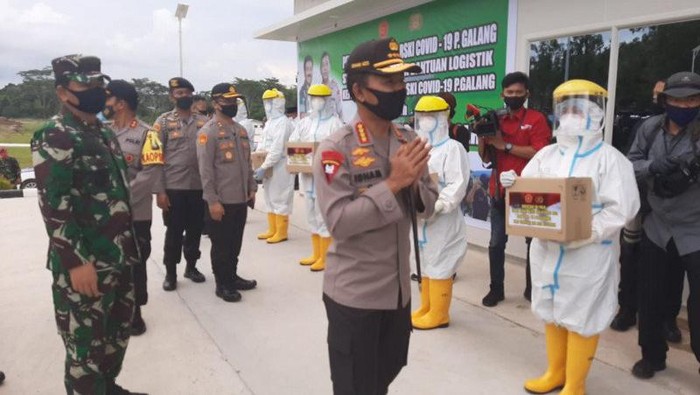 Kapolri Jenderal Polisi Idham Azis (kanan) bersama Panglima TNI Marsekal TNI Hadi Tjahjanto saat mengunjungi RS Khusus Infeksi Pulau Galang, di Kepulauan Riau, Jumat (ANTARA/Pradanna Tampi)