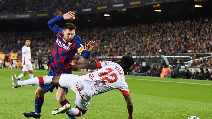 BARCELONA, SPAIN - DECEMBER 07: Iddrisu Mohamed Baba of RCD Mallorca is challenged by Lionel Messi of FC Barcelona during the Liga match between FC Barcelona and RCD Mallorca at Camp Nou on December 07, 2019 in Barcelona, Spain. (Photo by Alex Caparros/Getty Images)