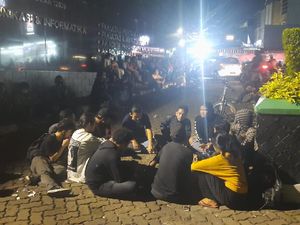 Mahasiswa Unas Demo soal Uang Kuliah di Tengah Pandemi, Sempat Bakar Ban
